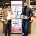 (from left to right): Marcel Haraszti (CEO of REWE International AG) and Dominik Prousek (fourth generation of the AÏDA owner family) are delighted with the AÏDA delicacies, which are now available as frozen products in selected BILLA, BILLA PLUS and BILLA Corso stores in Vienna and the surrounding area.