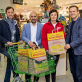 From left to right: Klaus Schwertner (Caritas Director), Hamed Mohseni (BILLA Sales Director in Vienna), Elisabeth Pichler (Head of Gruft) and Alexander Poropatits-Anderl (BILLA Sales Manager) with the Gruftsackerl, which will be available from 14 November to 28 November 2024.