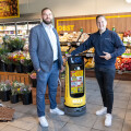 Marko Miskovic (BILLA retailer in Gloggnitz) and Maximilian Hussar (Managing Director and founder of salesmotion) are delighted with the successful commissioning of the ‘Gloggi’ service robot.