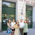 Cecilia Cadman (Teach For Austria), Raphaela Friedl (Hobby Lobby), Sophie Wimmer (Fellow 2024, Teach For Austria), Stefan Weinlich (BILLA Sales Director) and Mariella Winkler (Teach For Austria) are delighted with the BILLA snack bags for the pupils as part of the Hobby Lobby and Teach For Austria Summer Weeks.