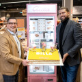 (from left to right): Marcel Haraszti (CEO of REWE International AG) and Dominik Prousek (fourth generation of the AÏDA owner family) are delighted with the AÏDA delicacies, which are now available as frozen products in selected BILLA, BILLA PLUS and BILLA Corso stores in Vienna and the surrounding area.