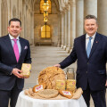 rom right: Mayor Michael Ludwig and REWE International AG Executive Board Member Marcel Haraszti present the new Ja! Natürlich organic wholemeal rye flour in the arcade courtyard of the Vienna City Hall