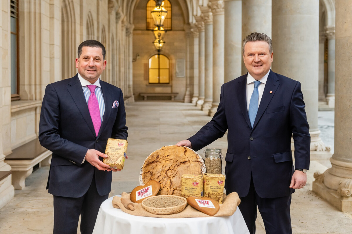 rom right: Mayor Michael Ludwig and REWE International AG Executive Board Member Marcel Haraszti present the new Ja! Natürlich organic wholemeal rye flour in the arcade courtyard of the Vienna City Hall