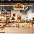 MERKUR takes further action against food waste and tests intelligent self-service shelving in the bakery shop.