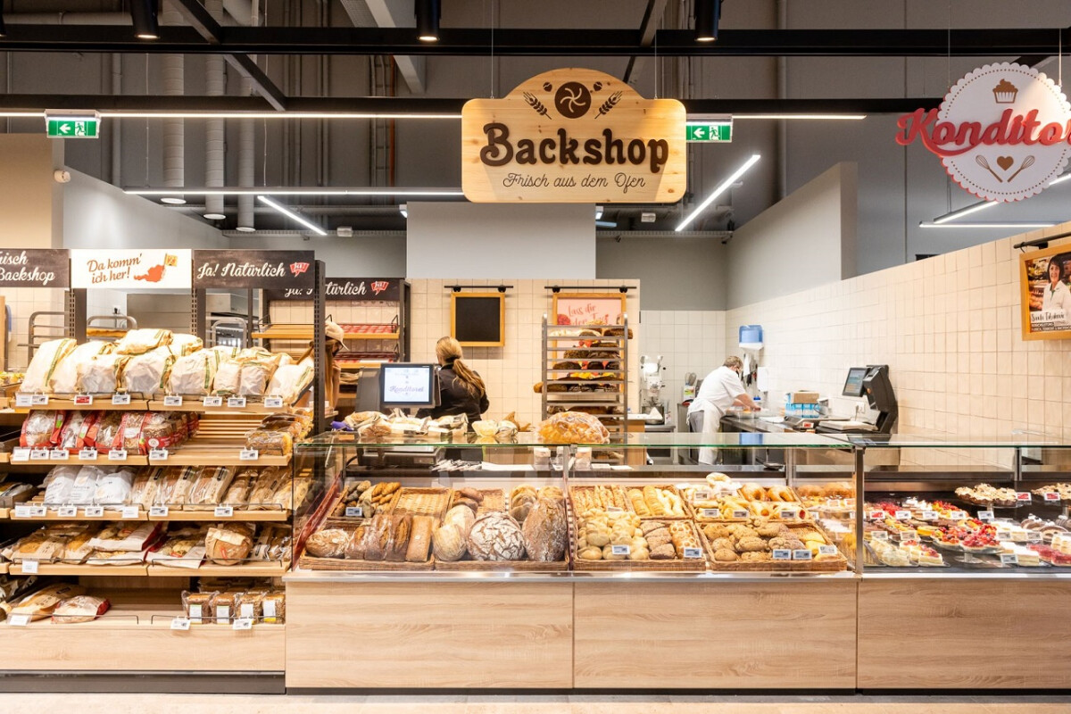 MERKUR takes further action against food waste and tests intelligent self-service shelving in the bakery shop.