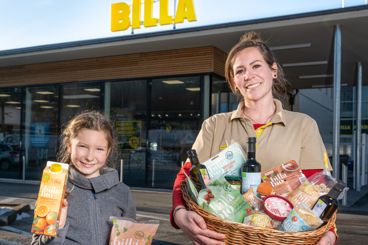 A shopping basket full of organic products: The selection comprises about 135 products for the beginning - mainly from the dry assortment - and will be continuously expanded in the coming months