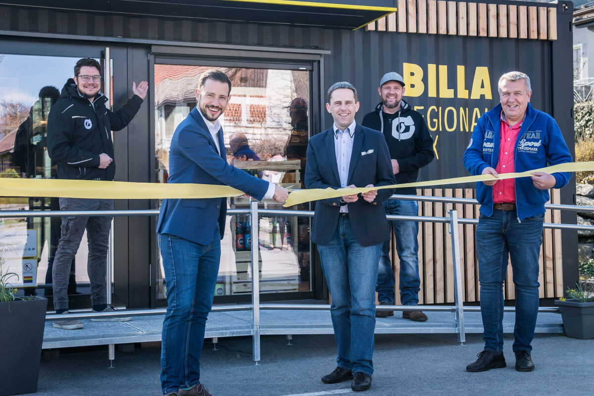 From left to right: (front) Sebastian Schuschnig (Provincial Councillor), Kurt Aschbacher (BILLA Head of Sales) and Friedrich Paulitsch (Mayor of Baldramsdorf) as well as (back) Patrick Kleinfercher and Christoph Raunig (founders of myAcker) at the grand opening of the new BILLA Regional Box location in Baldramsdorf