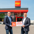 PENNY CEOs Mario Märzinger and Ralf Teschmit are pleased about the award as Austria's best discount store