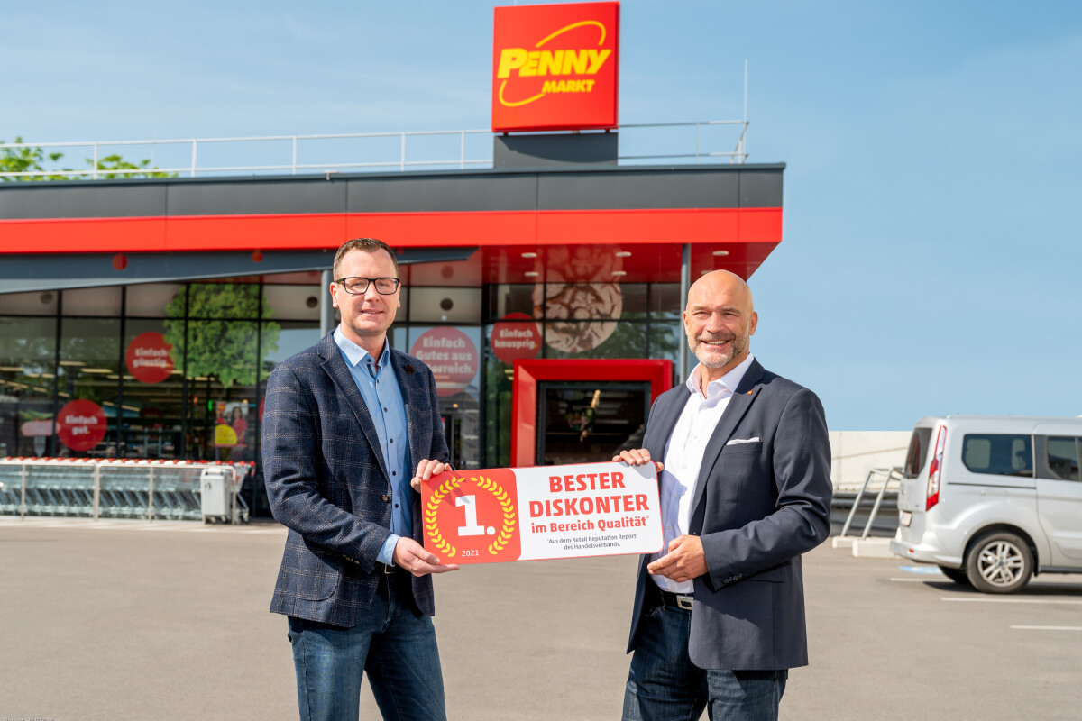 PENNY CEOs Mario Märzinger and Ralf Teschmit are pleased about the award as Austria's best discount store