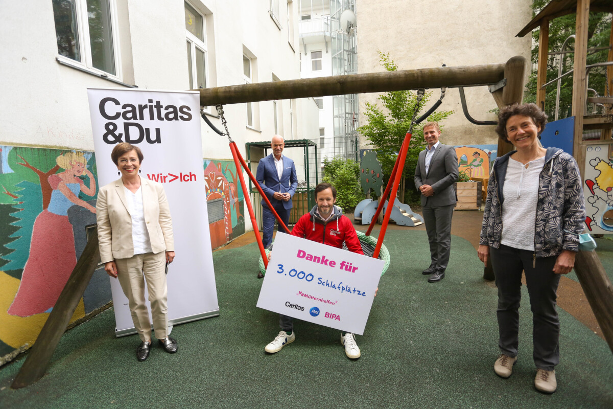 From left: Doris Schmidauer, #wirtun Ambassador; Christian Zimlich, Country Manager P&G Austria; Klaus Schwertner, Executive Director of Caritas in the Archdiocese of Vienna; Thomas Lichtblau, CEO BIPA and Clementine Rath, Director of the Mother and Child House Immanuel at the handover of donations at the Mother and Child House Immanuel