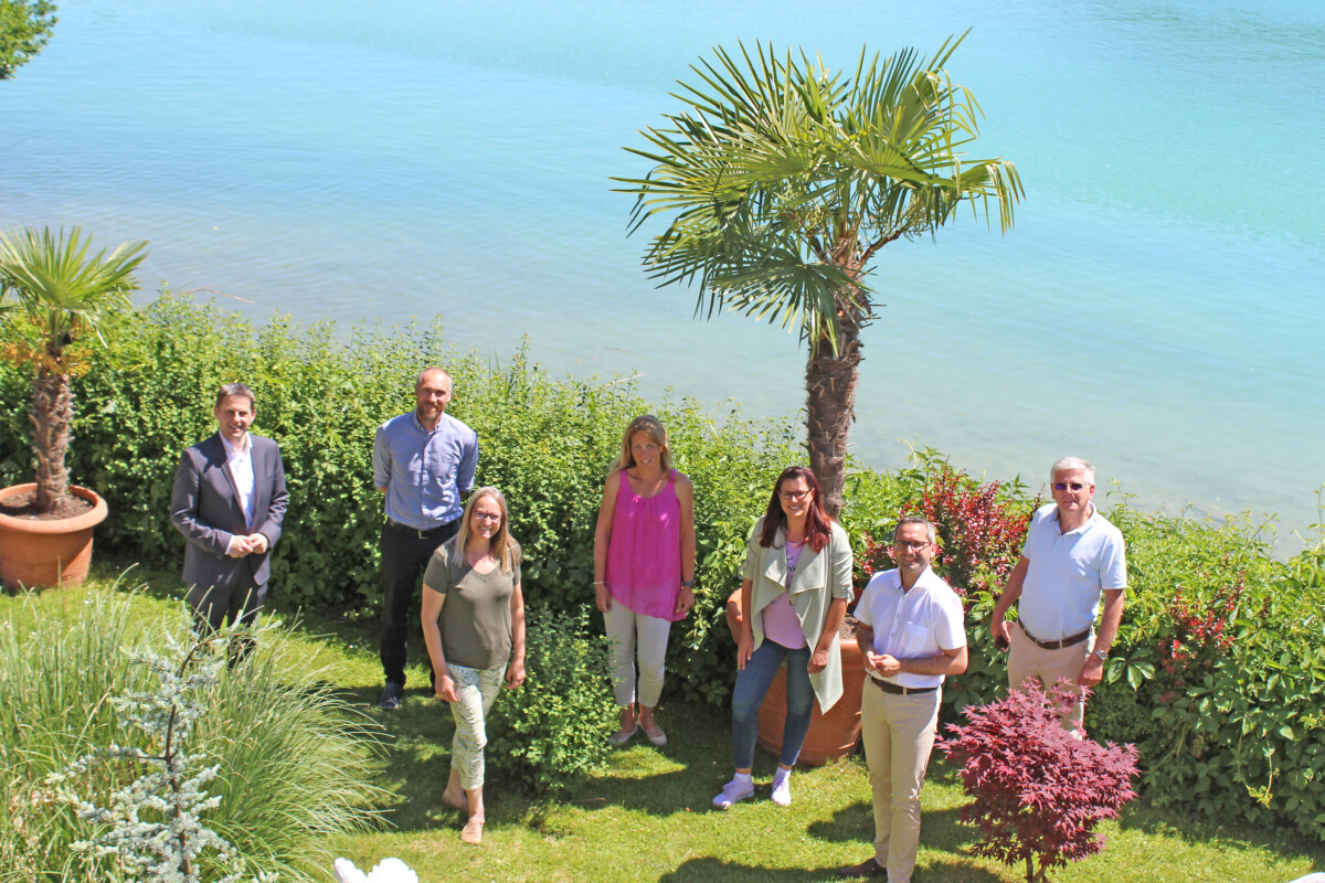 The project team is happy about the success of the project so far. From left to right: Kurt Aschbacher (BILLA Head of Sales Carinthia), Ronald Würflinger (CEO Blühendes Österreich), Susanne Glatz-Jorde (Project Manager E.C.O. Institute for Ecology), Michaela Taupe-Traer (World Rowing Champion Klagenfurt, Project Ambassador), Sara Schaar (Regional Councillor for Environment and Nature Conservation), Franz Petritz (City Councillor for Education), Alois Dolinar (Deputy Mayor, City Councillor for Environment).