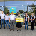 BILLA PLUS employees hand over the donation cheque on behalf of the Carinthian BILLA family to Evelyne Ferra, Chairwoman of Carinthian Children's Cancer Aid (4th from right).