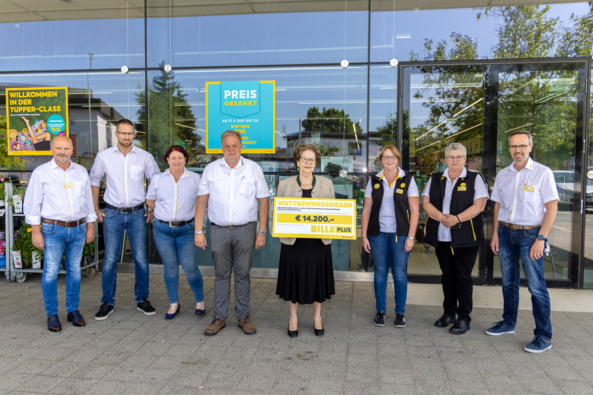 BILLA PLUS employees hand over the donation cheque on behalf of the Carinthian BILLA family to Evelyne Ferra, Chairwoman of Carinthian Children's Cancer Aid (4th from right).