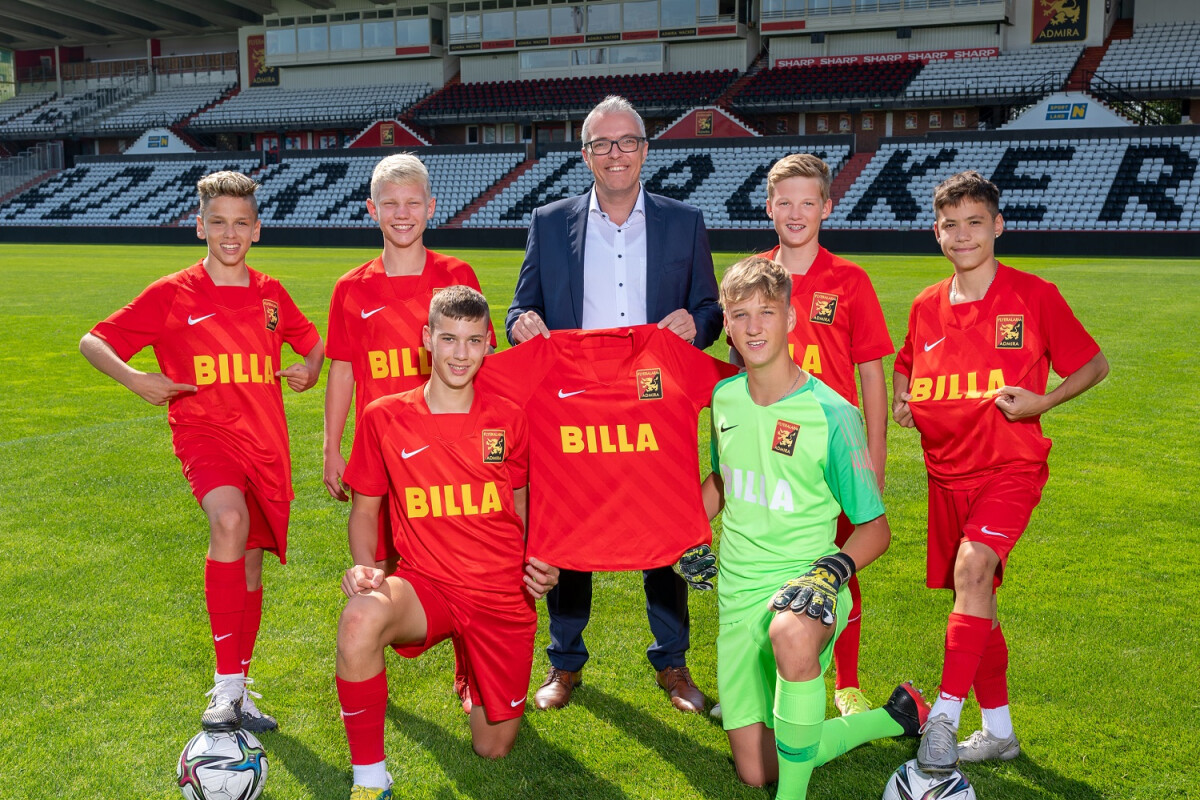 Hermann Weiß (BILLA Head of Sales) handed over the new football uniforms to the U15 players of FC Flyeralarm Admira on 6th September at the football pitch in Maria Enzersdorf