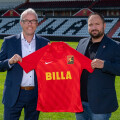 From left: Hermann Weiß (BILLA Head of Sales) and Patrick Pauli (FC Flyeralarm Admira, Director Sponsoring & Marketing) with the new football shirts for the U15 players.