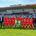 The U15 team as well as the coaches are happy with Hermann Weiß (BILLA Head of Sales; third from left) about the new equipment from BILLA.