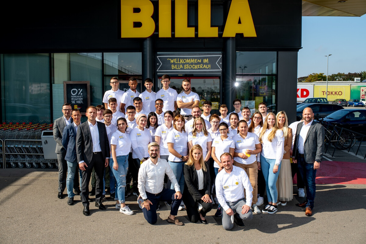 Eric Scharnitz (BILLA Head of Sales, 3rd from left), Harald Mießner (BILLA CEO, far right) and his team wish the apprentices every success in managing the BILLA store in Stockerau.