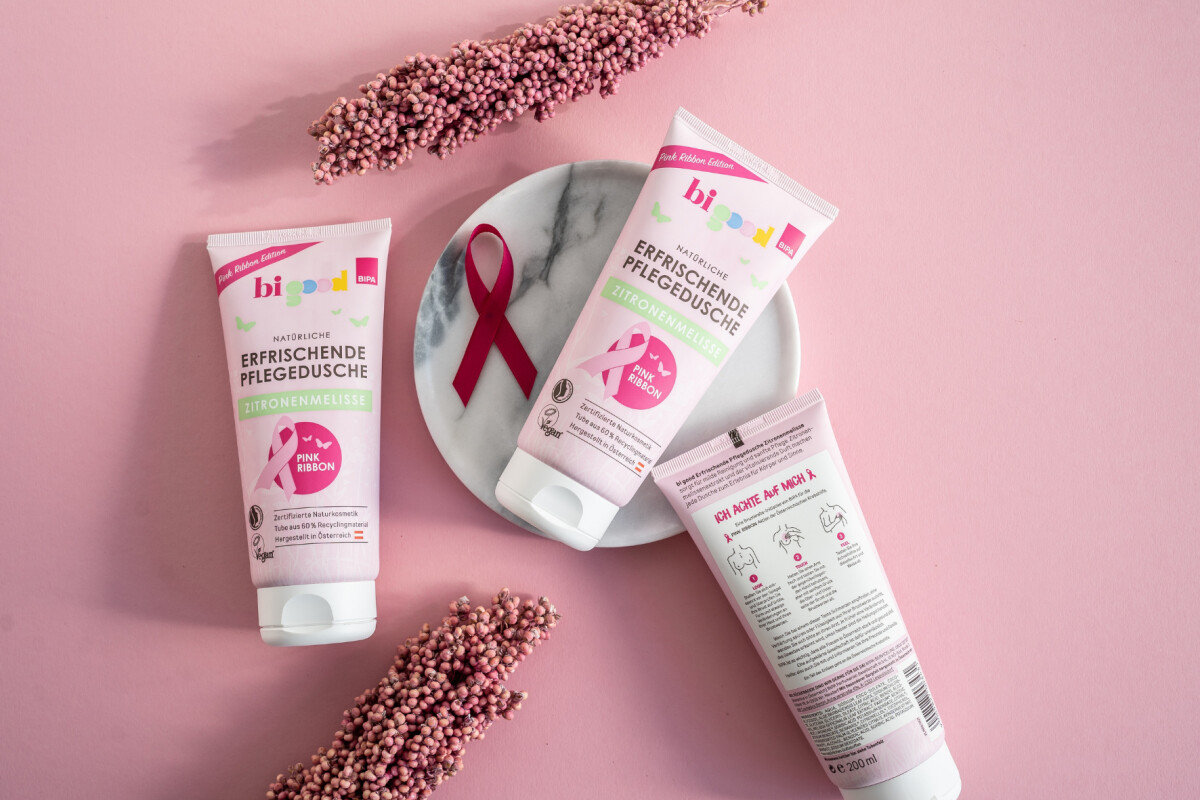 The natural bi good shower gel Lemon Balm in the Pink Ribbon outfit has precise scanning instructions on the back of the packaging. BIPA donates a part of the sales revenues to the Austrian Cancer Aid.