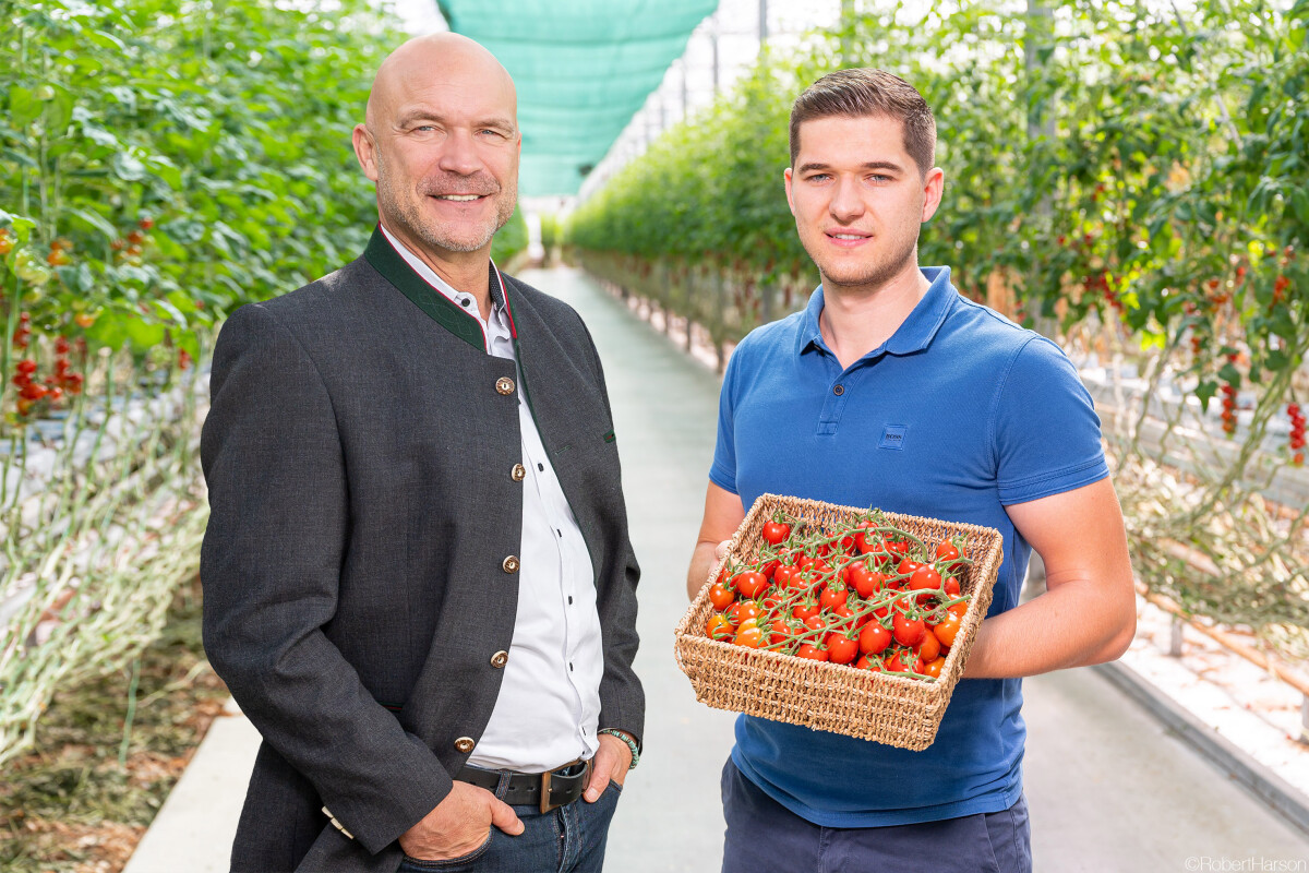 PENNY CEO Ralf Teschmit and Patrick Haider, chairman of the GEO, are happy about 10 years of „Ich bin Österreich“.