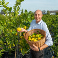 Thomas Zopf (Head of Sales) is pleased about the lemons from local cultivation in Münchendorf, Lower Austria