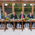 From left: Johann Stutz (private person), Gabriele Zgubic-Engleder (Head of Consumer Policy at the Vienna Chamber of Labour), Georg Strasser (President of the Austrian Farmers' Union and Member of Parliament), moderator Peter Filzmaier (political scientist and university lecturer), Marcel Haraszti (Excutive Board Member REWE International AG) and Andreas Steidl (CEO Ja! Natürlich) at the first BILLA Table Talk on the topic of regionality