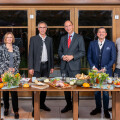 From left: Johann Stutz (private person), Gabriele Zgubic-Engleder (Head of Consumer Policy at the Vienna Chamber of Labour), Georg Strasser (President of the Austrian Farmers' Union and Member of Parliament), moderator Peter Filzmaier (political scientist and university lecturer), Marcel Haraszti (Executive Board Member REWE International AG) and Andreas Steidl (CEO Ja! Natürlich) at the first BILLA table talk on the topic of regionality.