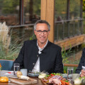 From left: Gabriele Zgubic-Engleder (Head of Consumer Policy at the Vienna Chamber of Labour), Georg Strasser (President of the Austrian Farmers' Union and Member of the National Council) and moderator Peter Filzmaier (political scientist and university lecturer) at the table of the first BILLA Table Talk.