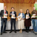 From left to right: Prof. Dr. Peter Filzmaier, ADEG spokesman Brian Beck, Vice President of the Association of Municipalities Sonja Ottenbacher, Karin Scaria-Braunstein (university assistant at the Institute of Sociology at the University of Graz) and ADEG merchant Markus Haferl.