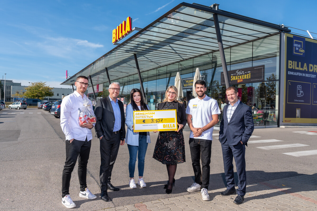 From left to right: Perparim Mustafa (BILLA store manager), Hermann Weiß (BILLA head of sales), Azime Kayikci (assistant to the pedagogical director of ITA Vienna and educational and vocational coach), Suzana Bauer (BILLA regional manager), Emre Yunus Ucan (BILLA apprentice) and Georg Prinz (BILLA regional manager) at the cheque presentation in front of the BILLA store