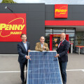 From left: Christian Schneider, Head of PENNY Structural Engineering, Dr. Andreas Linhart, Mayor of Brunn am Gebirge, and PENNY CEO Ralf Teschmit are pleased with the new photovoltaic system at the store in Brunn am Gebirge