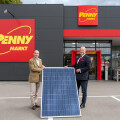 Together with the market town of Brunn am Gebirge, PENNY is making an important contribution to climate protection. From left: Dr. Andreas Linhart, Mayor of Brunn am Gebirge, and PENNY CEO Ralf Teschmit.