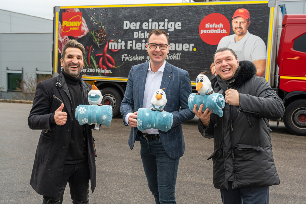 From left: Thai boxer Fadi Merza, PENNY CEO Mario Märzinger and Bündnis Kinderschutz President Roberto d'Atri are happy to be able to give children warmth and security.