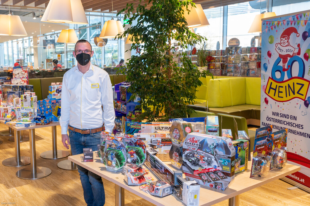 Christian Herzog, store manager BILLA PLUS Swatoschgasse, is happy to support local toy retailers.