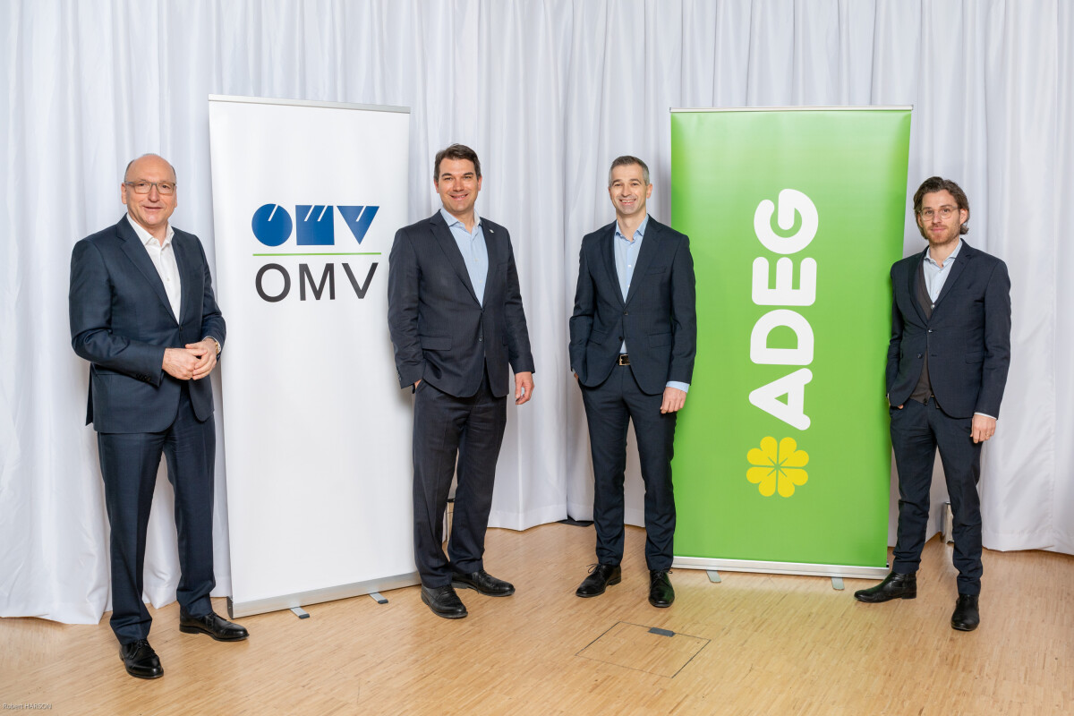 f.l.: Klaus-Jürgen Schneider, SVP Retail Mobility & Convenience; Gernot Gollner, Head of OMV Petrol Station Business Austria; Jürgen Öllinger, ADEG Board Member; Brian Beck, ADEG Spokesman / Copyright: REWE Group / Harson, may be reproduced free of charge for PR purposes.