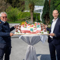 From left: Albert Kern, President of the Austrian Federal Fire Brigade Association, together with Peter Gschiel, BILLA Sales Director, who presented the cake on behalf of BILLA, are pleased about the successful outcome of the fundraising campaign.