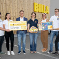 The apprentices, together with BILLA Sales Manager Alexander Poropatits (3rd from left) and BILLA Senior HR Specialist Nina Benda (5th from left), were pleased to hand over the cheque to Dorothea Haas from 