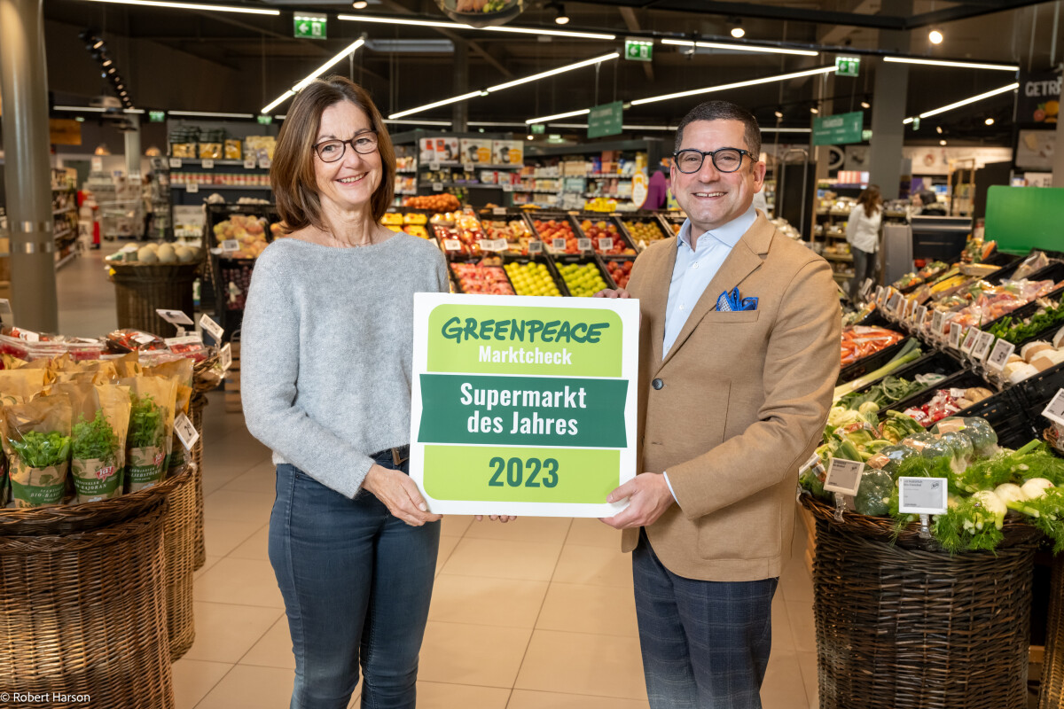 Susanne Winter, stellvertretende Geschäftsführerin bei Greenpeace in Österreich, und Marcel Haraszti, Vorstand der REWE International AG.