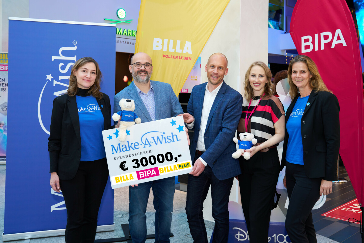 (f.l.t.r.): Doris Abichou (Honorary President Make-A-Wish® Austria), Michael Paterno (BILLA Board Member), Andreas Persigehl (BIPA Managing Director), Marina Eichinger (BIPA Head of Customer Insights) and Birgit Fux (Managing Director Make-A-Wish® Austria) are delighted with the donation of 30,000 euros to Make-A-Wish® Austria.