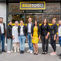 The BILLA team around BILLA TO GO store manager Karolina Jovanovic (4th from left), BILLA sales director Eric Scharnitz (centre) and BILLA sales manager Melanie Gonzalez y Bender (4th from right) are delighted about the opening of the first BILLA TO GO in Vienna's Taborstraße