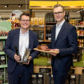 Jürgen Czernohorszky (Climate Councillor) and Erich Szuchy (BILLA Board Member Purchasing) are pleased about the launch of the organic brand Wiener Gusto of the Forestry and Agricultural Company of the City of Vienna at selected BILLA PLUS and BILLA Corso stores in Vienna and Lower Austria.