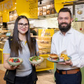 (from left to right): Jenny Schurowetz (BILLA PLUS Head of Department Aspirant Cashier) and Harald Fenz (BILLA PLUS Head of Department Counter) are pleased about the plant-based offer in the BILLA market kitchens.