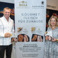 (v.l.n.r.): Harald Neumaerker (Geschäftsführer AUMAERK) und Simone Grossauer (Leitung Einkauf Frischfleisch bei BILLA) mit den neuen BILLA Genusswelt Produkten „Noble Roast“ und „Pork Royal“.