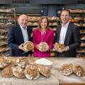 From left to right: Wilhelm Schick (BILLA Regionality Manager / Freshness 2 / Bread - Baked Goods), Doris Felber (Founder and Managing Director of the bakery) and Eric Scharnitz (BILLA Sales Director) with the new organic Kaiser loaf, which is available exclusively in BILLA and BILLA PLUS bakery shops in Vienna.