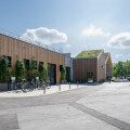 Der BILLA PLUS in Baden zeichnet sich unter anderem durch seinen energieeffizienten Marktbetrieb, Photovoltaik-Anlage auf dem Dach, E-Ladestationen vor dem Markt und Begrünung aus.