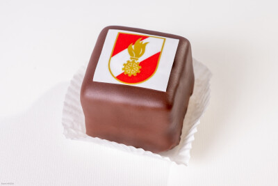 From 17 to 21 June 2024, selected BILLA and BILLA PLUS stores in Styria and Burgenland will be selling cubes of Sacher, the net proceeds of which will go directly to the volunteer fire brigades in the region.