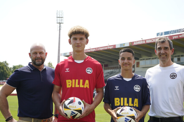 From left to right: Harald Mießner (BILLA board member), prospective players Christopher Olsa and Dion Nela and Christian Tschida (President Admira Wacker).