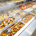Tagtäglich werden frische Salate von den Mitarbeiter:innen für die Salatbar zubereitet.