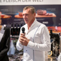 Harald Neumaerker (Geschäftsführer AUMAERK) begrüßte im Rahmen der Gourmetfleisch-Verkostung die Gäste.