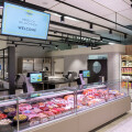 Die Feinkostabteilung im neuen BILLA Corso Markt in der Ankunftshalle des Flughafens.