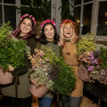 Beim pflanzlichen Get-together von BILLA wurden u.a. Blumenkronen mit „We Are Flowergirls“ gebastelt.